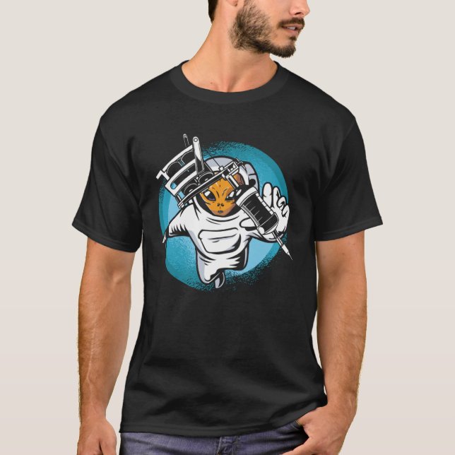 Spaceman Alien Tattooist T-Shirt (Vorderseite)