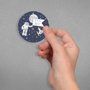 Spaceman Moon Es ist ein Junge! Runder Aufkleber