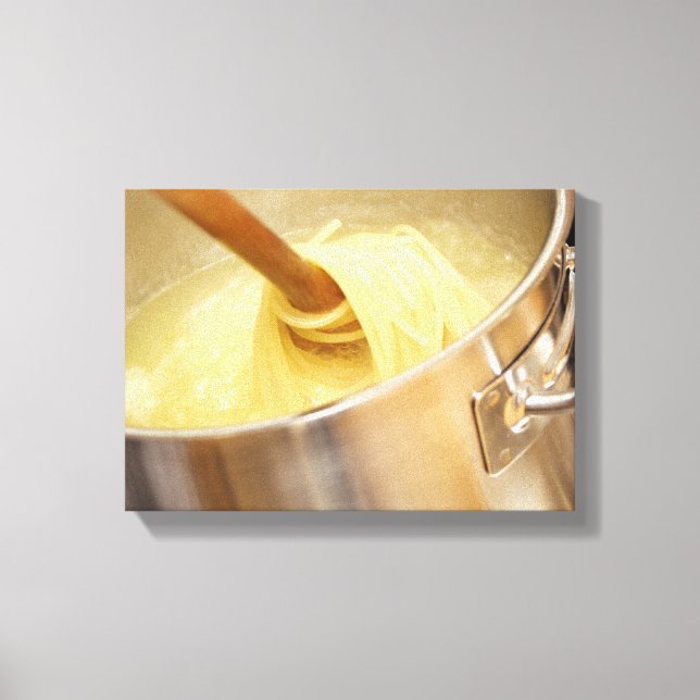 Spaghetti werden in Pot stickt Leinwanddruck (Vorderseite)