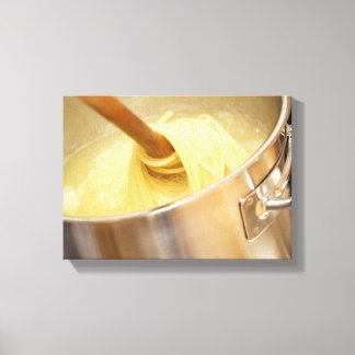 Spaghetti werden in Pot stickt Leinwanddruck