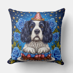 Spaniel Hund feiert Geburtstag mit festlicher Hut Kissen