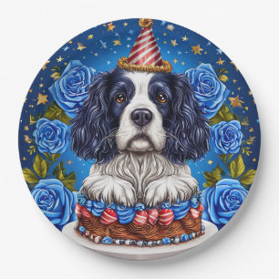 Spaniel-Hund feiert Geburtstag mit festlicher Mütz Pappteller