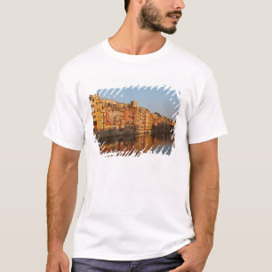 Spanien. Katalonien. Gerona. Häuser auf dem Onya T-Shirt