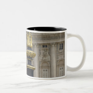 Spanien, Madrid. Königspalast, aufwendige vergolde Zweifarbige Tasse