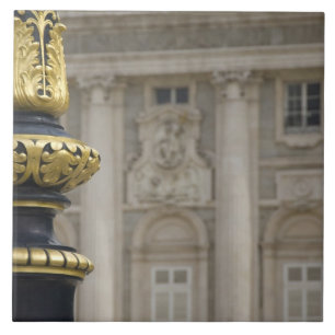 Spanien, Madrid. Königspalast, verzierte Goldlampe Fliese