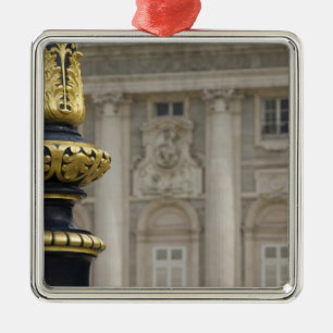 Spanien, Madrid. Königspalast, verzierte Goldlampe Silbernes Ornament