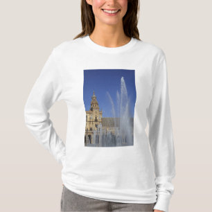 Spanien, Sevilla, Andalusien Brunnen und verziert T-Shirt
