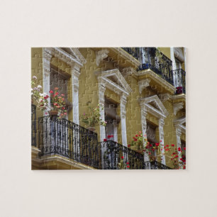 Spanien, Sevilla, Andalusien Geranien hängen über Puzzle