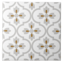 Spanisches hellgraues Badezimmer mit mediterranen