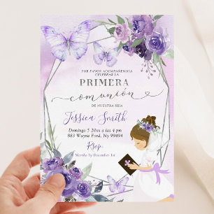 Spanisches Mädchen mit lila Rose kniet Primera Com Einladung