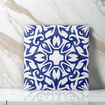 Spanisches Muster in Blau und Weiß Fliese<br><div class="desc">Mit diesen Fliesen aus Keramik ist die Einrichtung im mediterranen oder spanischen Stil gehalten. Das Design zeichnet sich durch ein klassisch-blau-weißes spanisches Fliesenmuster aus, das frisch in Wirblen, variierten Wasserfarben aktualisiert wird. Das Muster kann für einen dramatischen Effekt in großem Maßstab oder für ein detailliertes, komplexes Aussehen skaliert oder heruntergesetzt...</div>