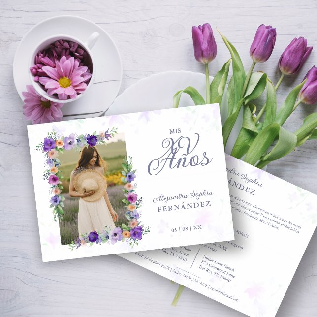 Spanish Sweet Floral Charm Lilac Shades Photo XV Einladung (Spanish Sweet Floral Charm Lilac Shades Photo Quiceañera Invitation with Envelope. )
