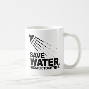 SPARE WASSER. DUSCHE ZUSAMMEN. TASSE