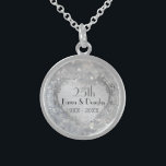Sparkle Silver Heart 25. Hochzeitstag Sterling Silberkette<br><div class="desc">Wunderschönes verziertes Silberherz-Design über glitzerndem silbernen Glitzer-Hintergrund auf dieser romantischen Sterling silbernen Halskette feiert ihren Meilenstein fünfundzwanzigsten Hochzeitstag. Text ist für Sie bereit,  um mit ihren Namen und Daten anpassen.</div>