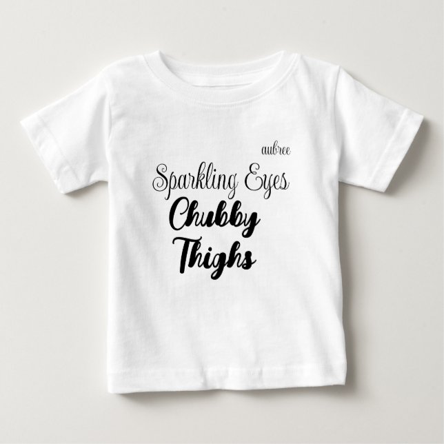 "Sparkling Eyes, Chubby Thighs" individuell einste Baby T-shirt (Vorderseite)