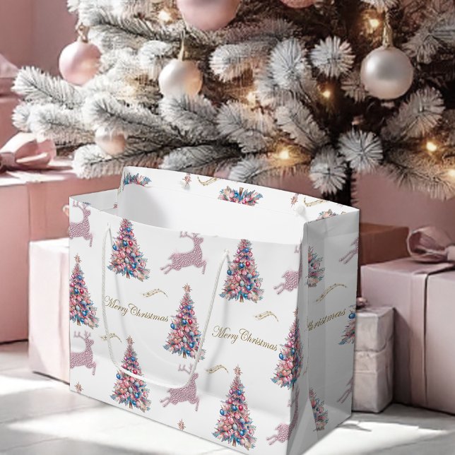 Sparkling Reindeer and Pastel Christmas Trees Pink Große Geschenktüte (Sparkling Reindeer and Pastel Christmas Trees Pink Large Gift Bag by ithe Olde Christmas Shoppe)