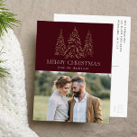 Sparkling Winter Pine Burgund Frohe Weihnachten<br><div class="desc">Moderne und elegante Urlaubspostkarte mit Foto und schneebedecktem Imitat mit goldfarbenem Kiefernholz mit bordeauxfarbenem Hintergrund. "Frohe Weihnachten" wird in einem weißen,  modernen Serif-Schriftart mit Ihrem Namen oder benutzerdefinierten Text unten angezeigt. Die Foto Ferien Postkarte kehrt um Ihre Rücksendeadresse und benutzerdefinierte Nachricht anzuzeigen.</div>