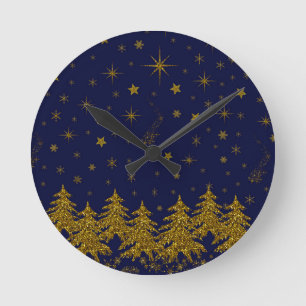 Sparkly Gold Christmas tree, stars, snow on blue  Runde Wanduhr
