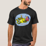 SPARKY CHANUKKA-FISCHE - Comic-lustiger T - Shirt<br><div class="desc">" Sparky Hanukka Fisch" ist ein entzückendes Comiczeichnen. Sparky niedlicher gelber Fisch hält ein dreidel und trägt eine Kerze ähnliche Krone. Sein ein perfektes Geschenk für ein perfektes Chanukka. Dieses wunderbare Geschenk ist ein Teil Strecke "Sparky Hanuka Fische" mit zusammenpassende Gruß-Karten, Postkarten, US-Posten-Briefmarken, T - Shirts, Magneten, Aufkleber, Schürzen, Taschen...</div>