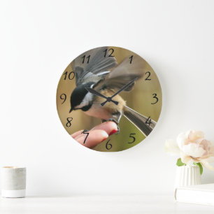 Sparrow landet auf der Hand meiner Ehefrau Große Wanduhr