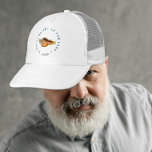 Spaß am Leben am See Einfache Fischreppe Truckerkappe<br><div class="desc">Diese Kappe enthält den Satz "Life is Better at the Lake", der in einem runden, nautisch-blauen Design in Briefmarke geschrieben ist und ihm einen Vintagen, kühnen Look verleiht. In der Mitte, eine farbenfrohe Aquarell-Illustration, inspiriert durch das zeitlose Werk von Louis Renard, bringt das Design mit lebhaften Farben zum Leben. Das...</div>