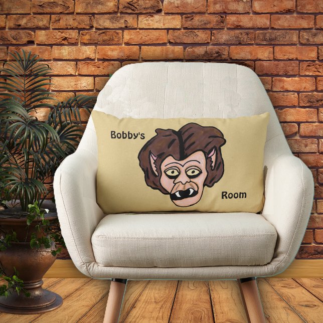 Spaß Beängstigender Cartoon Werewolf Fangs Brown H Lendenkissen (Funny werewolf face brown hair and fangs on tan home decor for kids room pillow.)