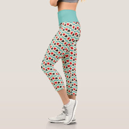 Spaß beim Spielen von Karten Quartett auf Aqua Capri Leggings
