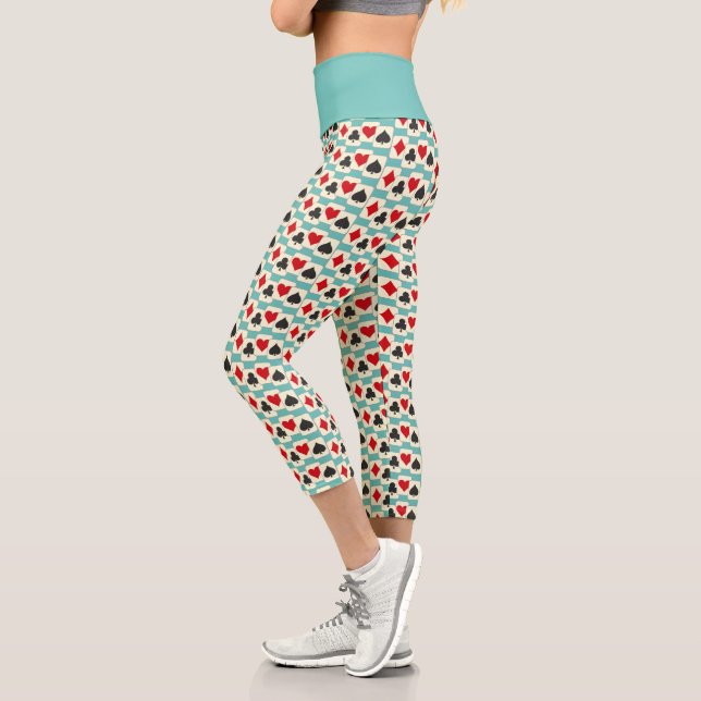 Spaß beim Spielen von Karten Quartett auf Aqua Capri Leggings (Links)