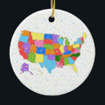Spaß-bunte Pastellschneeflocken und Karte der USA Keramikornament<br><div class="desc">Verzieren Sie Ihren Baum mit diesem Spaß,  bunt und der niedlichen Verzierung,  die die Eigenschaftspastellschneeflocken dieser ist,  die über eine Karte der Vereinigten Staaten fallen. Die Karten besteht einen Regenbogen von Pastellfarben.</div>