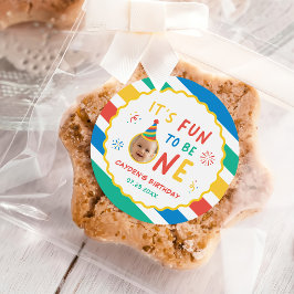 Spaß, ein bunter Junge zum 1. Geburtstag zu sein Runder Aufkleber