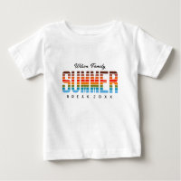 Spaß für Babys am Strand im Sommerurlaub bei Sonne