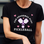 Spaß Grandmas spielen Pickleball Funny Zitat T-Shirt<br><div class="desc">Wenn Sie die Oma sind,  die immer Spaß machen wollen und Pickleball spielen,  dann ist dieser T - Shirt perfekt für Sie! Es ist auch eine perfekte Idee von einem Enkelkind bis hin zu einem lustigen Pickleball,  der Oma spielt.</div>