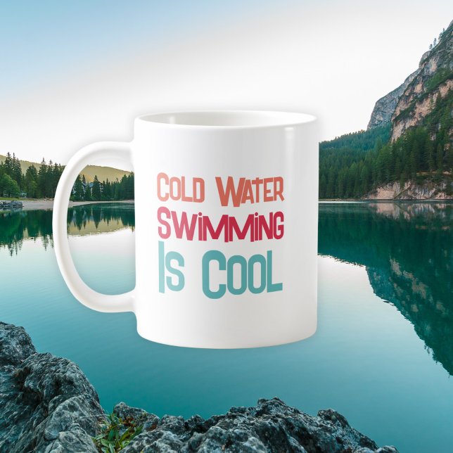 Spaß kaltes Wasser Schwimmen Moderne Typografie Kaffeetasse (Von Creator hochgeladen)