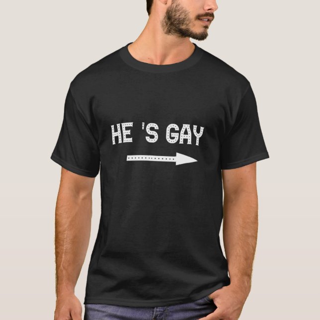 Spaß Prank Er ist schwul T-Shirt (Vorderseite)