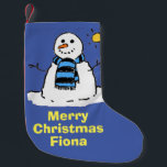 Spaß Snowman in einer Winterlandschaft. Kleiner Weihnachtsstrumpf<br><div class="desc">Bereiten Sie sich auf einen Besuch vom Weihnachtsmann vor! Weihnachts-Strumpf bietet eine lustige Illustration eines Snowman-Set in einer frostigen und schneebedeckten Winterlandschaft. Personalisieren Sie mit Ihrem eigenen Namen. Frostig wartet der Schneemann auf Weihnachten!</div>
