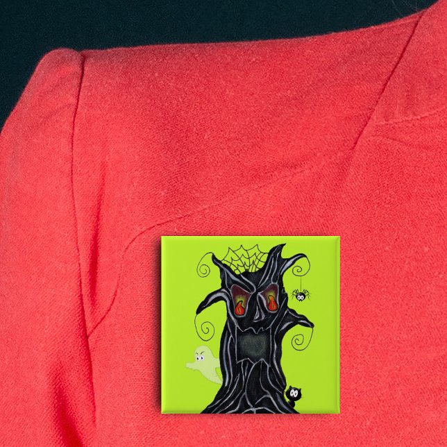 Spaß Spooky Schwarzer Tree Flamme Augen Geister Ka Button (Spooky black tree glowing flame eyes ghost and cat on vibrant green Halloween pin back button.)