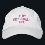 Spaß, trendy Pickleball-Geschenk - In meiner Pickl Bestickte Baseballkappe<br><div class="desc">Ein lustiger,  trendiger Pickleball Hut,  der "In My Pickleball Era" steht. Ideal für diejenigen,  die das Spiel von pickleball Liebe. Holen Sie sich einen passenden Hut für Ihre Pickleball-Bestie. Ändern Sie einfach benutzerdefinierten Text.</div>
