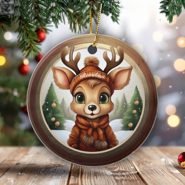 Spaßige skurrile Winter-Wildlife-Weihnachtsdekorat Keramik Ornament (Fun Whimsical Reindeer with Customizable Name, Winter Wildlife Christmas Deer Ceramic Ornament  🎄🦌)