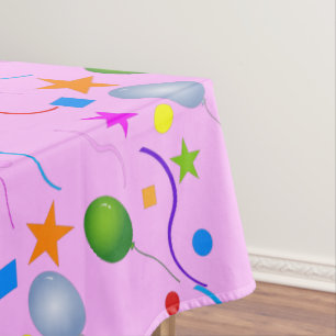 Spaßige und bunte Luftballons und Sterne auf Rosa Tischdecke