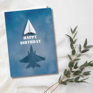 Spaßiges Papierflugzeug und Schatten eines Kampfje Karte