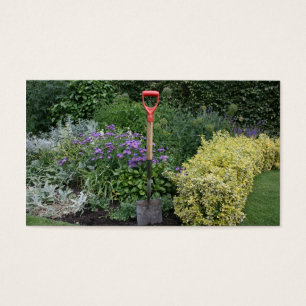 Spaten im Blumenbett