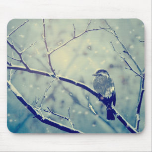 Spatz auf dem schneebedeckten Ast Mousepad