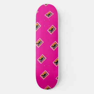 Spazierdame in Schwarz Rosa Skateboard