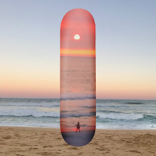 Spazieren durch das Sonnenaufgang-Skateboard Skateboard