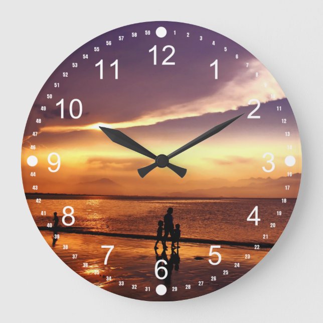Spaziergang am Strand bei Sunset Große Wanduhr (Vorderseite)