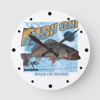 Spaziergang auf dem Wasserweg Runde Wanduhr