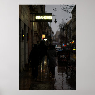Spaziergang auf einem regnerischen Abend Poster