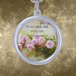 Spaziergang durch den Glauben Sterling Sliver plat Versilberte Kette<br><div class="desc">In dieser silbernen, silberfarbenen, rund blumenbedeckten Halskette steht die inspirierend Schrift: "Denn wir gehen durch den Glauben, nicht durch den Blick." 2 Korinther 5:7. Ein wunderschöner Ausdruck des Glaubens und der Ermutigung, perfekt zum täglichen Tragen oder Gaben. Das elegante Blumendesign macht es zu einem gedankenvollen und aufregenden Stück für sie....</div>