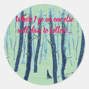 Spaziergang durch den Schneewald Runder Aufkleber