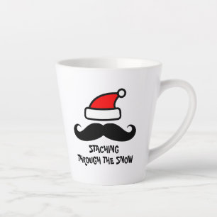 Spaziergang durch die schneewitzige vergangene Tas Milchtasse